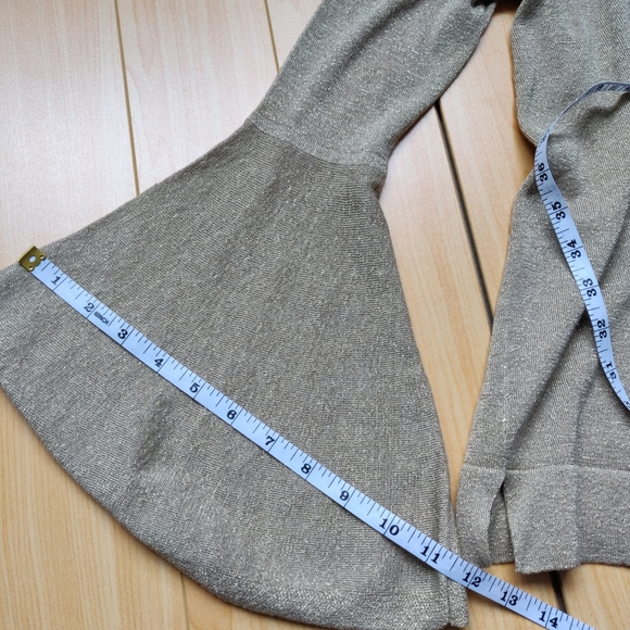 Vince Camuto Bell Flared Cuff Sleeve Glittery Top - Picture 6 of 7